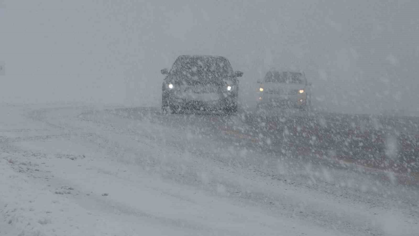 Van Kurubaş Geçidi’nde kar yağışı ve sis etkili oldu
