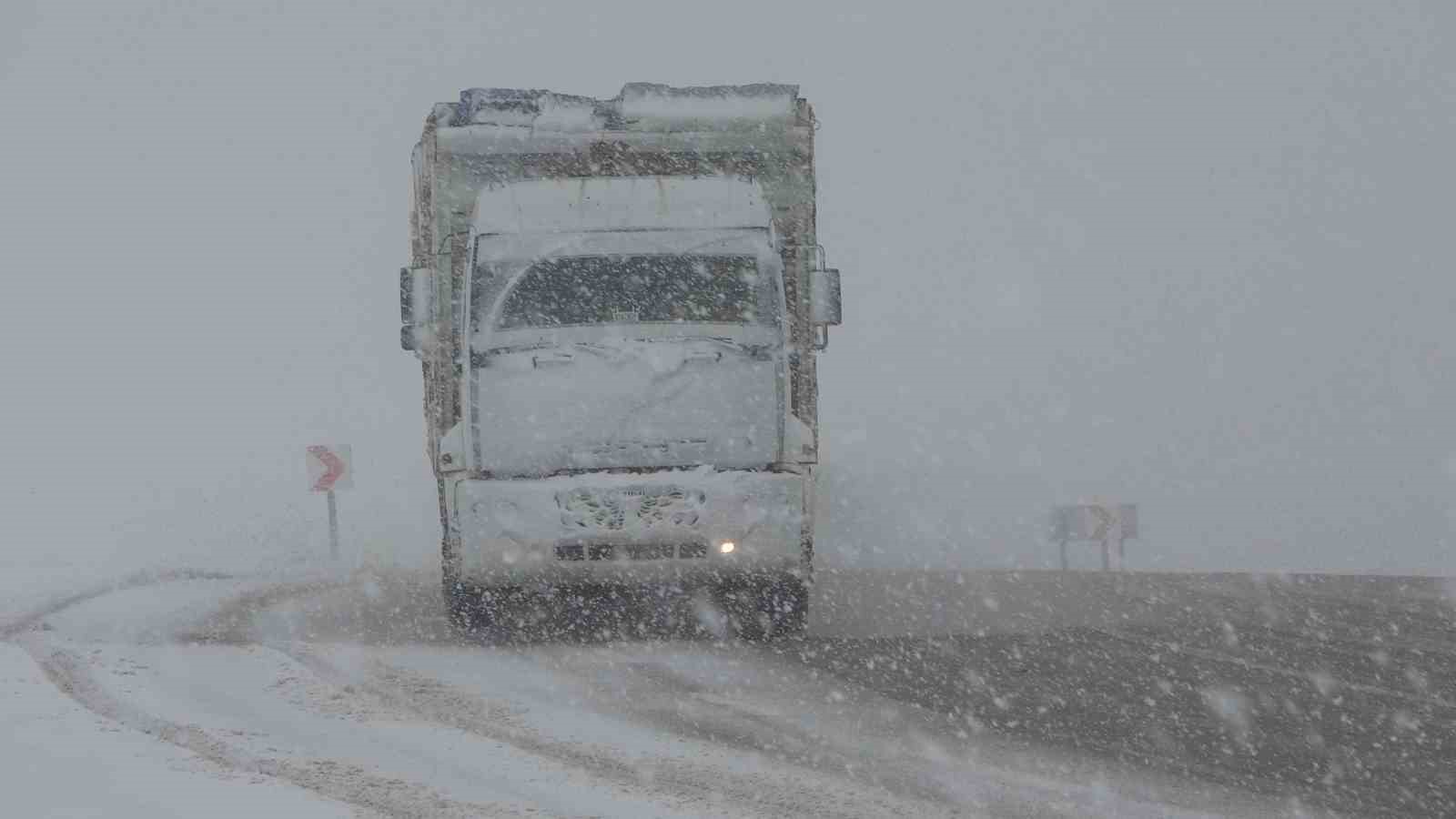Van Kurubaş Geçidi’nde kar yağışı ve sis etkili oldu
