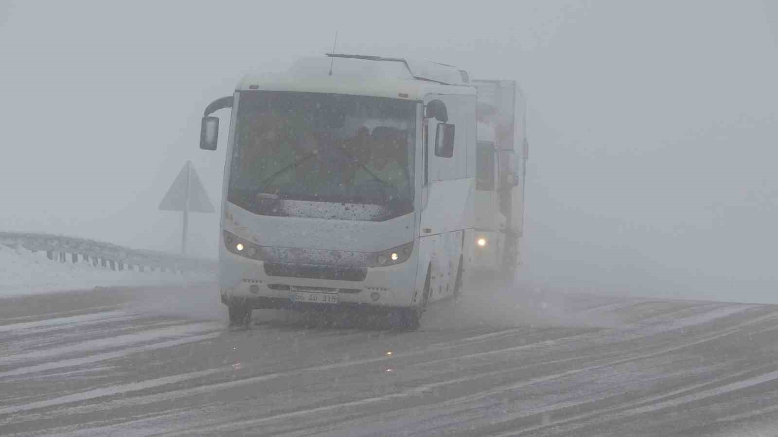 Van Kurubaş Geçidi’nde kar yağışı ve sis etkili oldu
