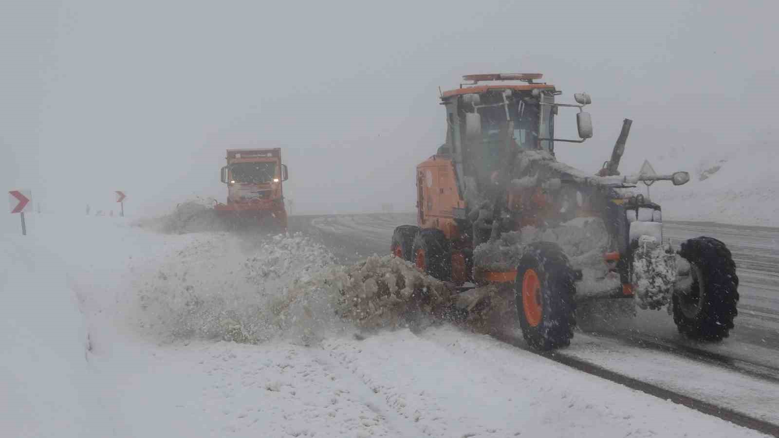 Van Kurubaş Geçidi’nde kar yağışı ve sis etkili oldu

