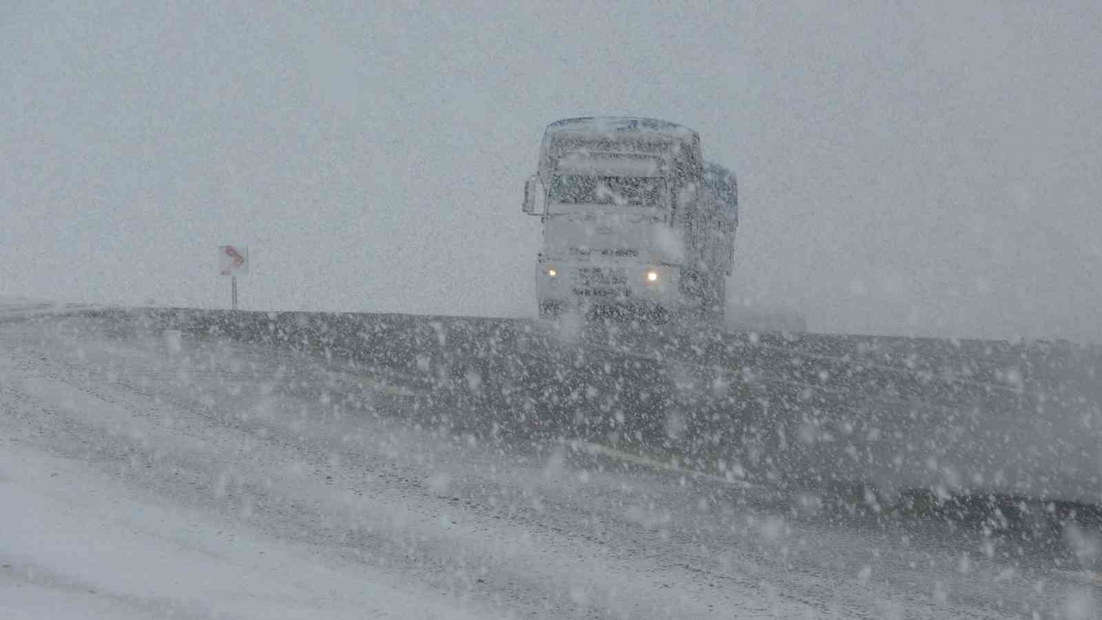 Van Kurubaş Geçidi’nde kar yağışı ve sis etkili oldu
