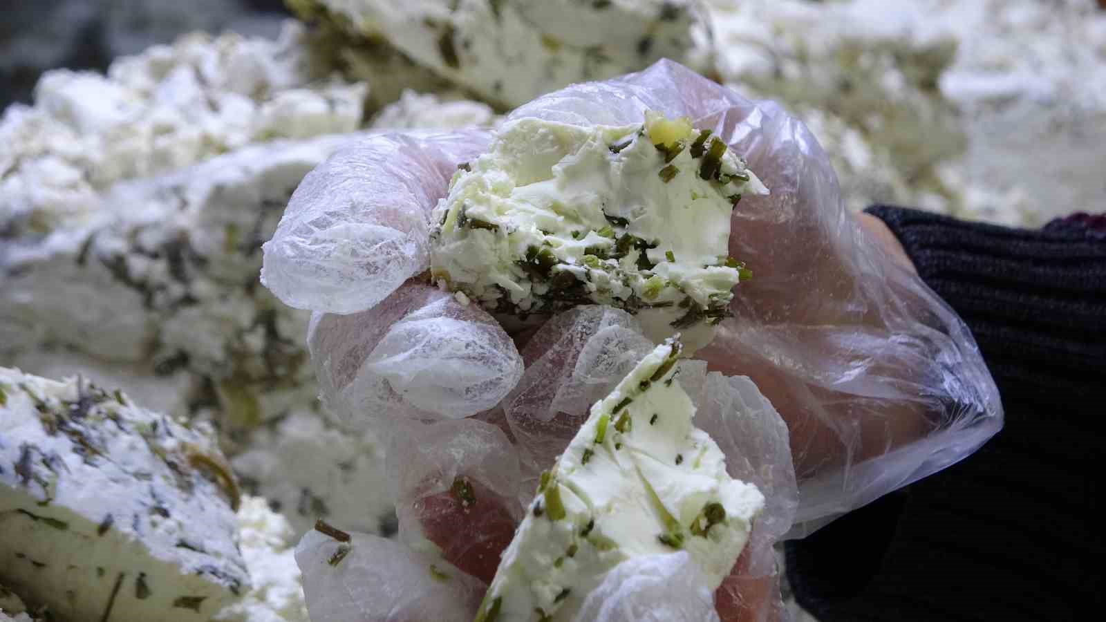 Van otlu peyniri hem sofralık hem hediyelik olarak tercih ediliyor
