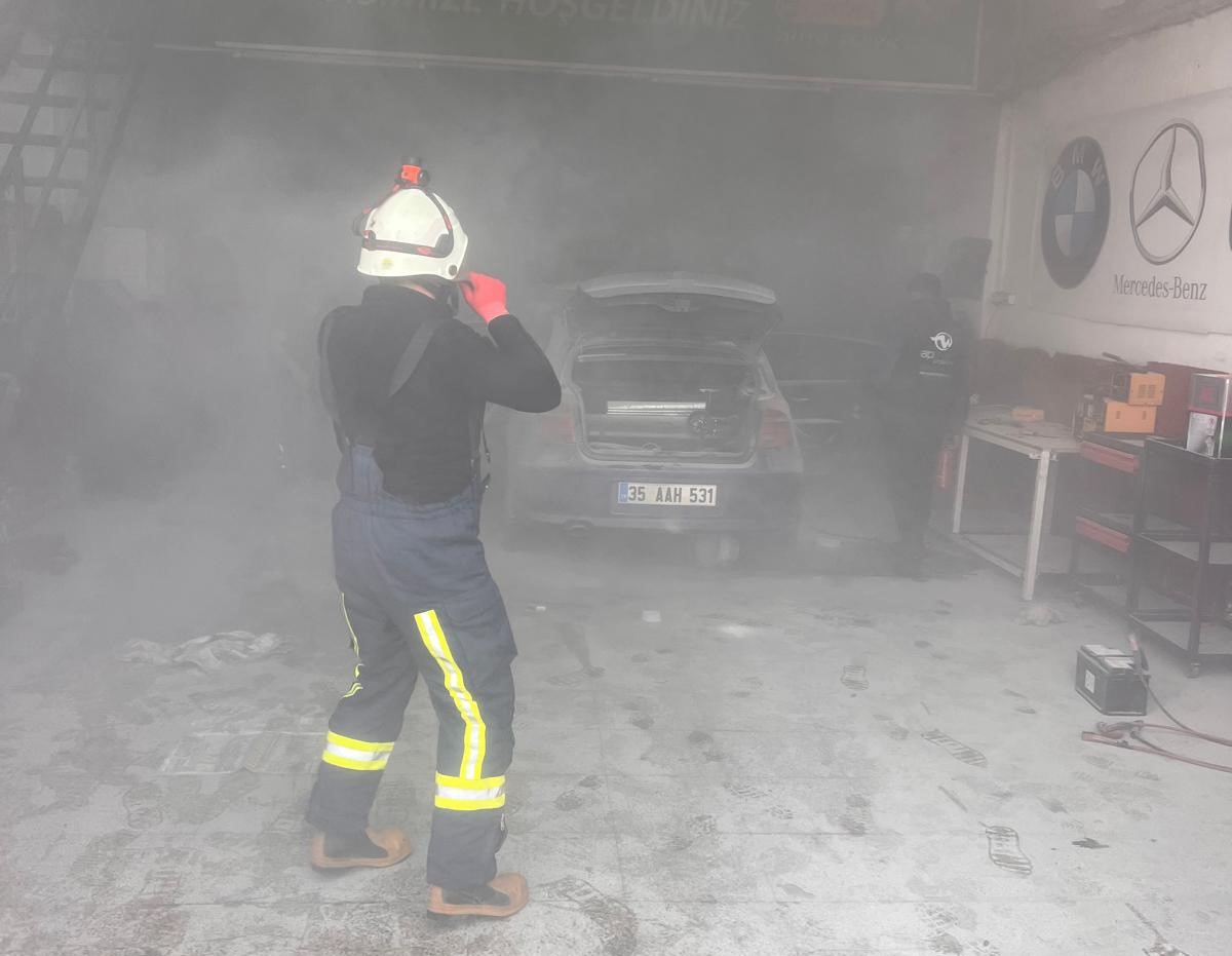 Van oto sanayisinde otomobil yangını
