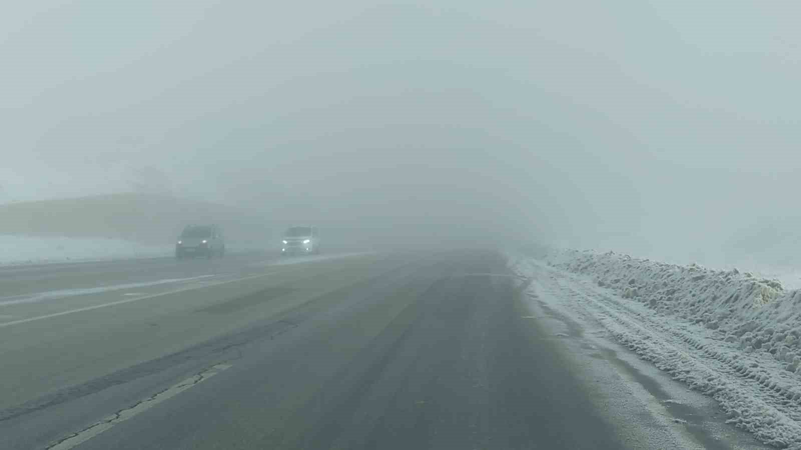 Van-Özalp kara yolunda sis görüş mesafesini düşürdü
