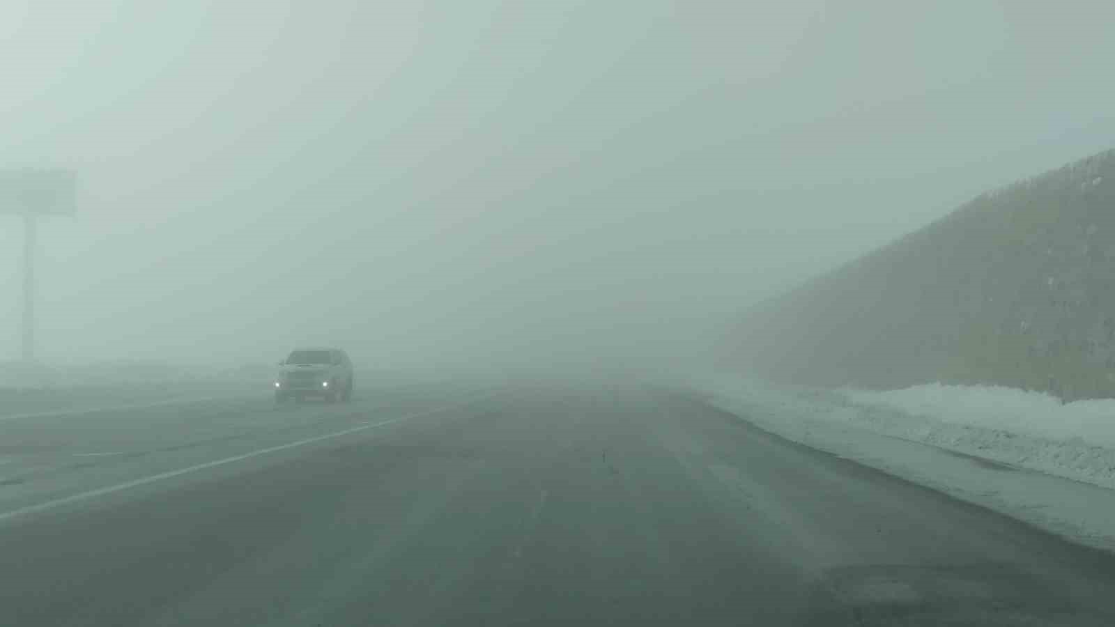 Van-Özalp kara yolunda sis görüş mesafesini düşürdü
