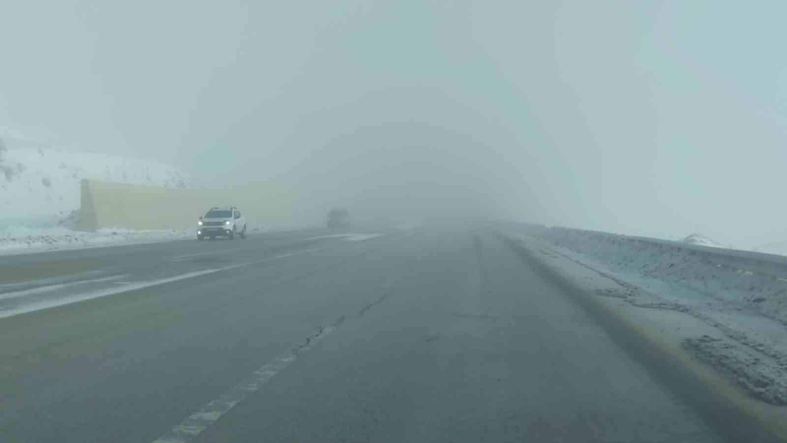 Van-Özalp kara yolunda sis görüş mesafesini düşürdü
