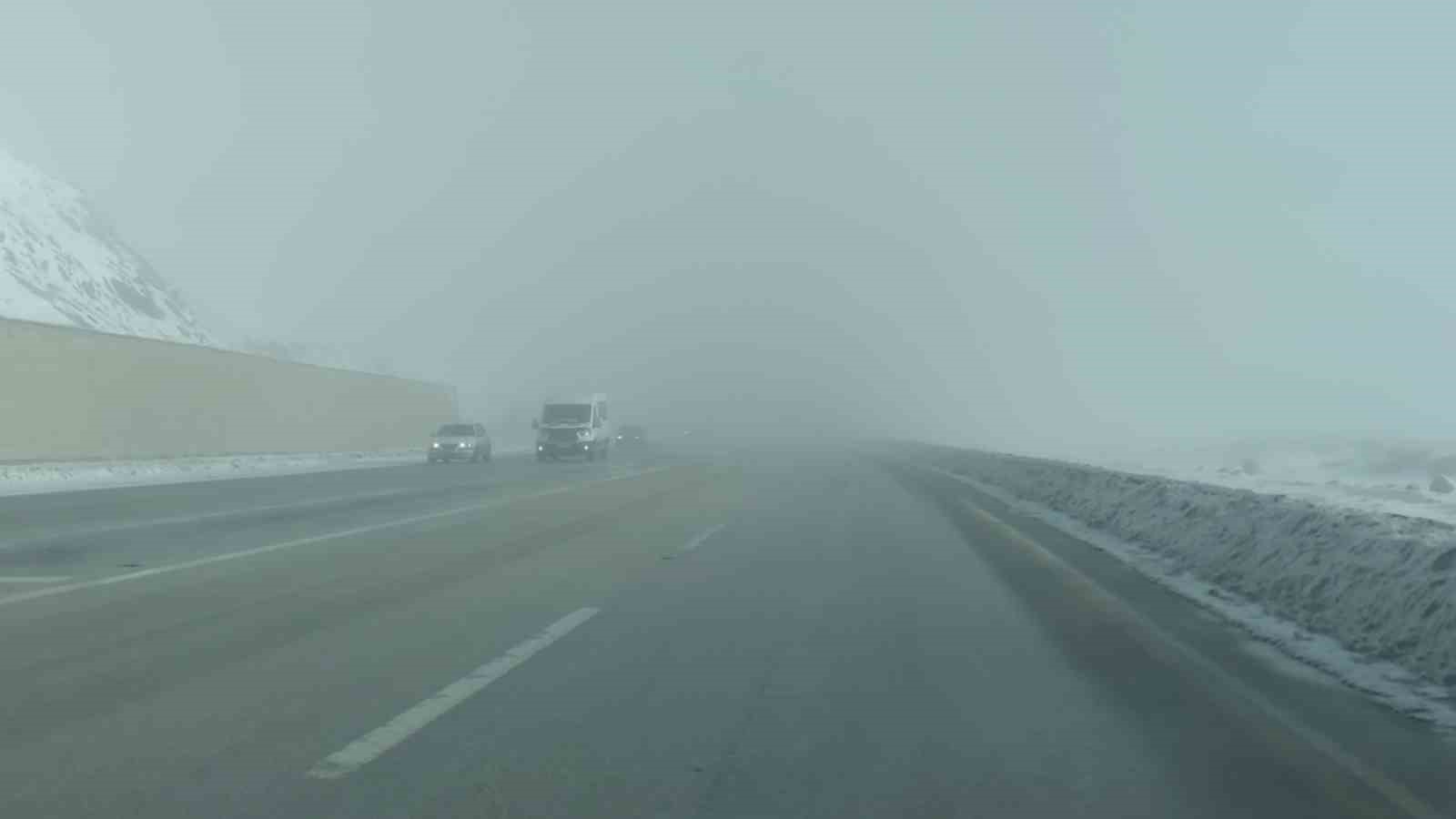 Van-Özalp kara yolunda sis görüş mesafesini düşürdü
