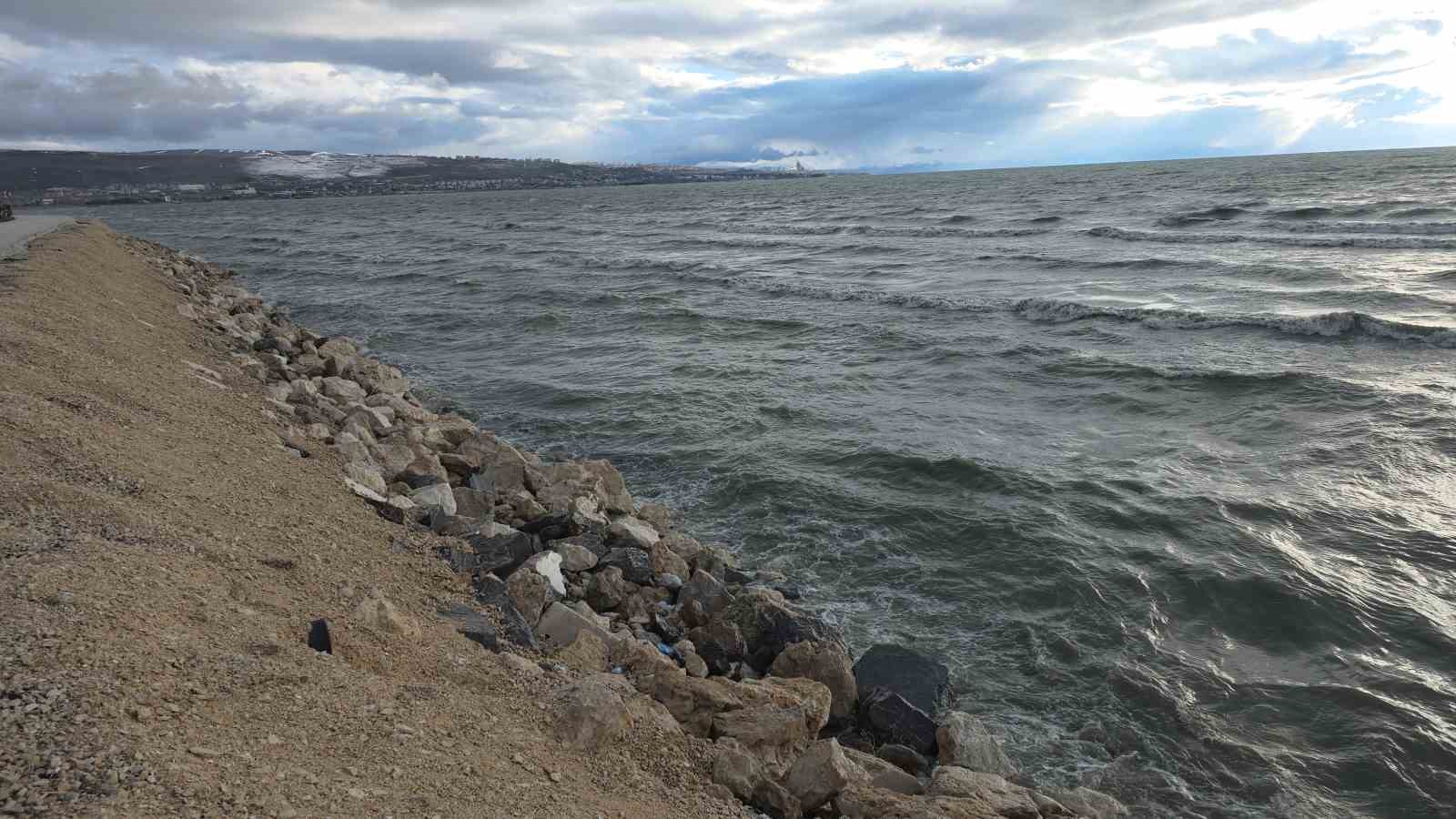 Van YYÜ Su Ürünleri Fakültesi Dr. Öğretim Üyesi Mustafa Akkuş: "Bu yıl yüzleri güldürecek bir tablo mevcut"
