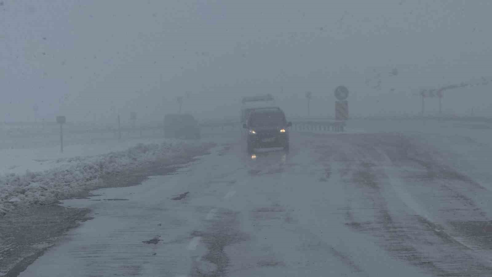 Van’da 21 yerleşim yerinin yolu ulaşıma kapandı
