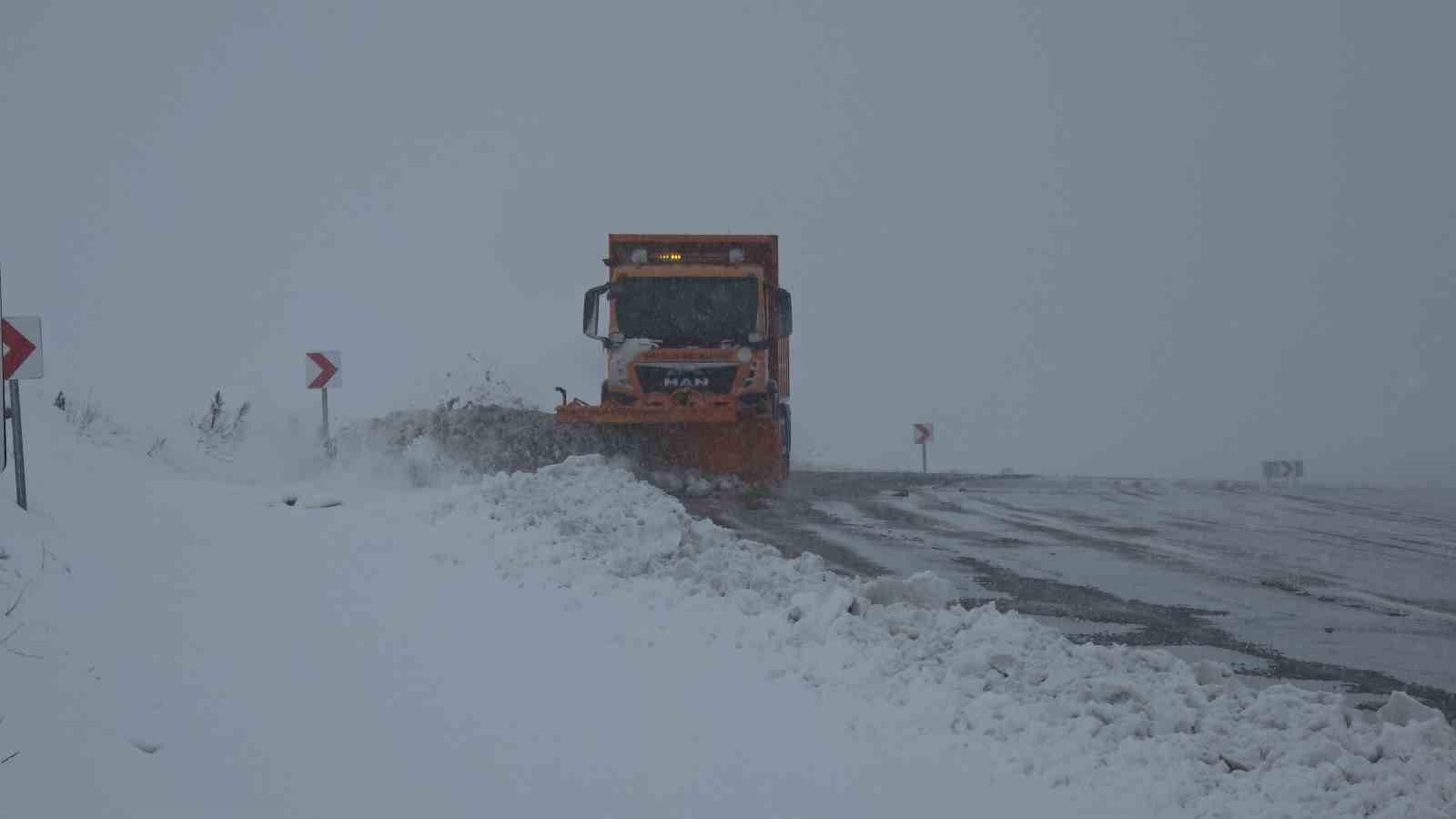 Van’da 21 yerleşim yerinin yolu ulaşıma kapandı
