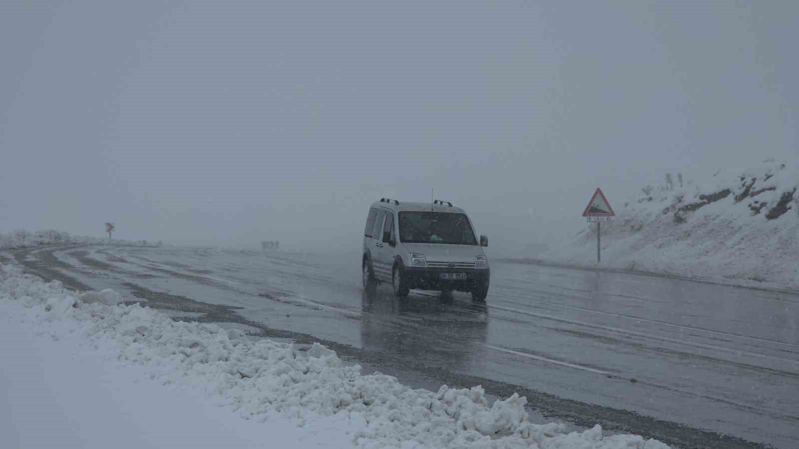 Van’da 21 yerleşim yerinin yolu ulaşıma kapandı
