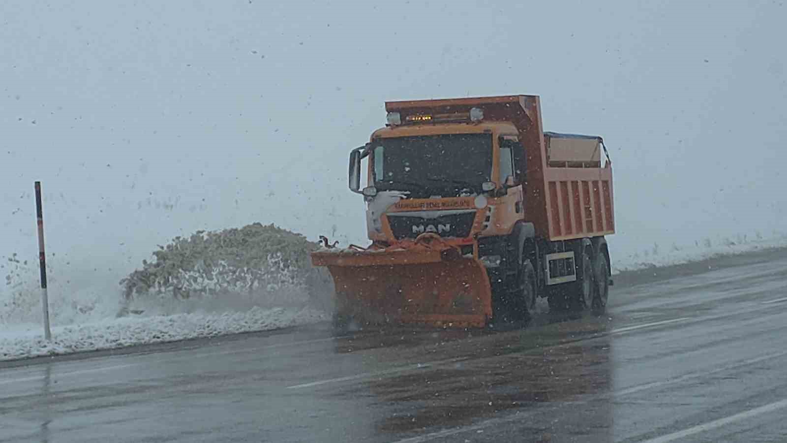 Van’da 21 yerleşim yerinin yolu ulaşıma kapandı
