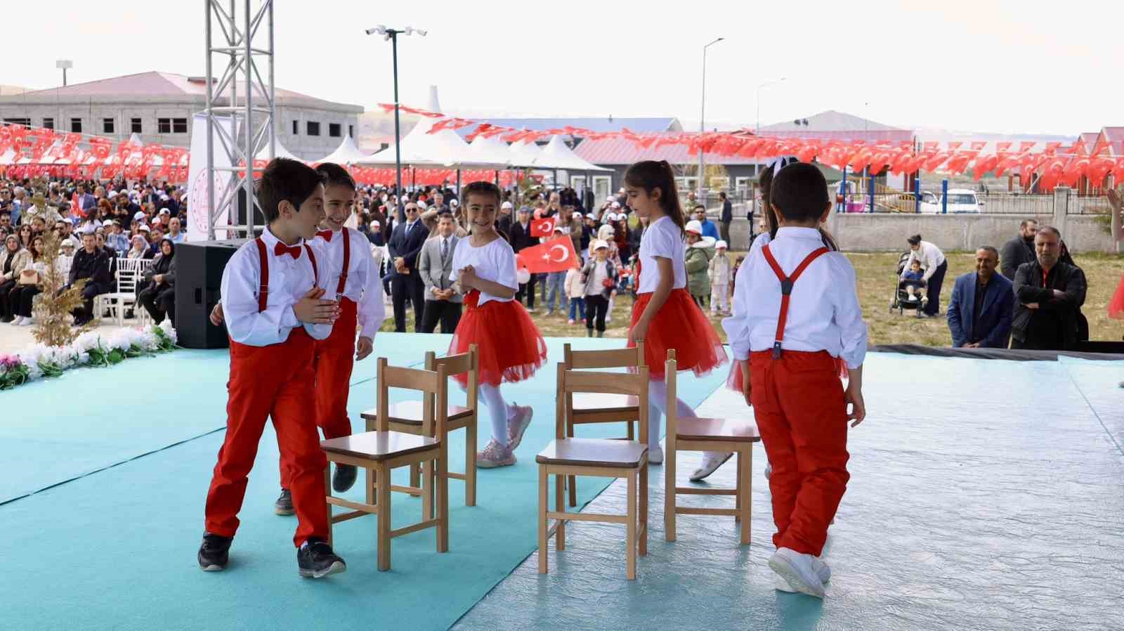 Van’da 23 Nisan Ulusal Egemenlik ve Çocuk Bayramı kutlandı
