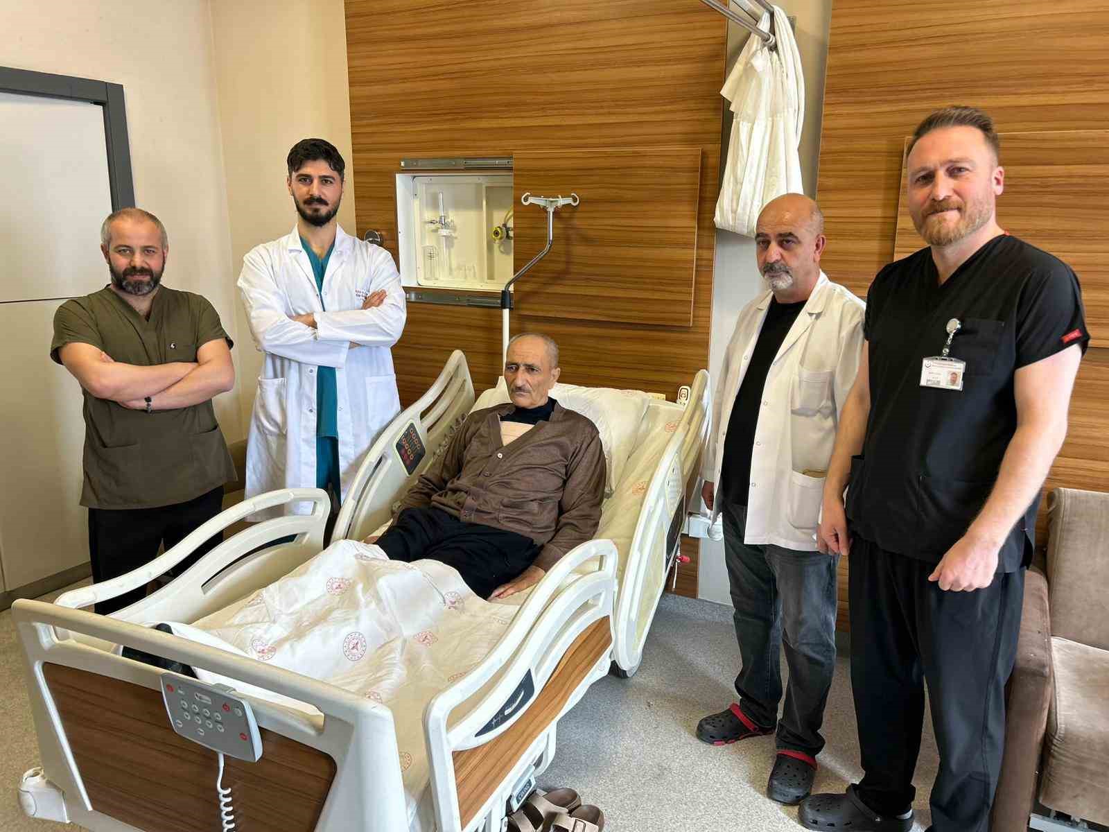 Van’da 25 dakika kalbi duran hasta bypass ameliyatıyla kurtarıldı
Van’da 25 dakika kalbi duran hasta bypass ameliyatıyla kurtarıldı