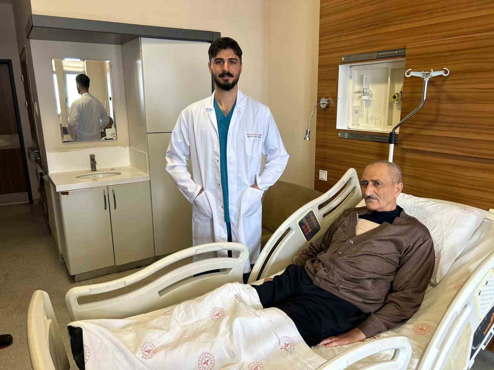 Van’da 25 dakika kalbi duran hasta bypass ameliyatıyla kurtarıldı
Van’da 25 dakika kalbi duran hasta bypass ameliyatıyla kurtarıldı