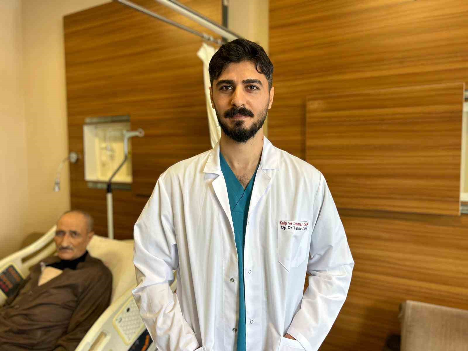 Van’da 25 dakika kalbi duran hasta bypass ameliyatıyla kurtarıldı
Van’da 25 dakika kalbi duran hasta bypass ameliyatıyla kurtarıldı