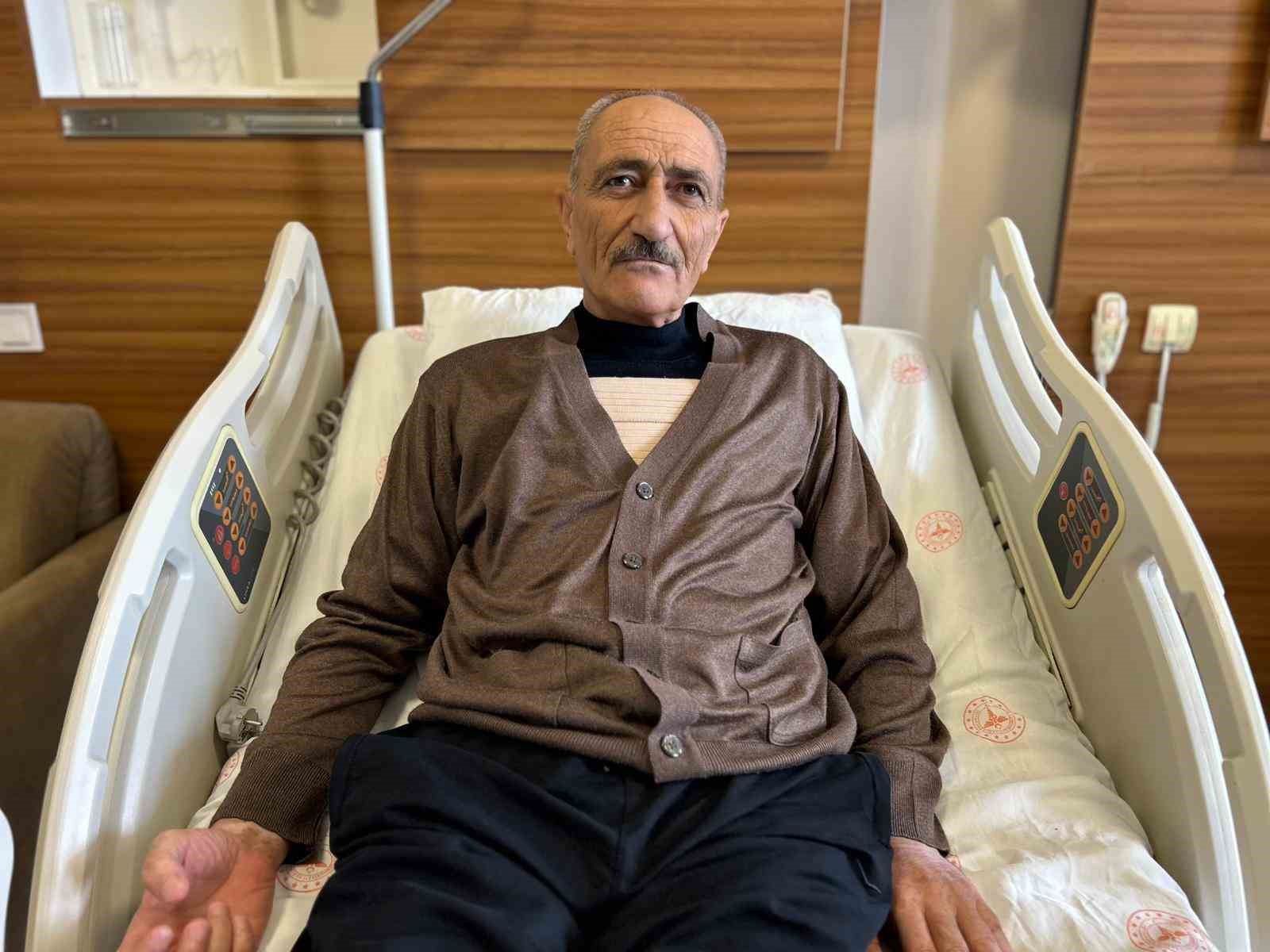 Van’da 25 dakika kalbi duran hasta bypass ameliyatıyla kurtarıldı
Van’da 25 dakika kalbi duran hasta bypass ameliyatıyla kurtarıldı