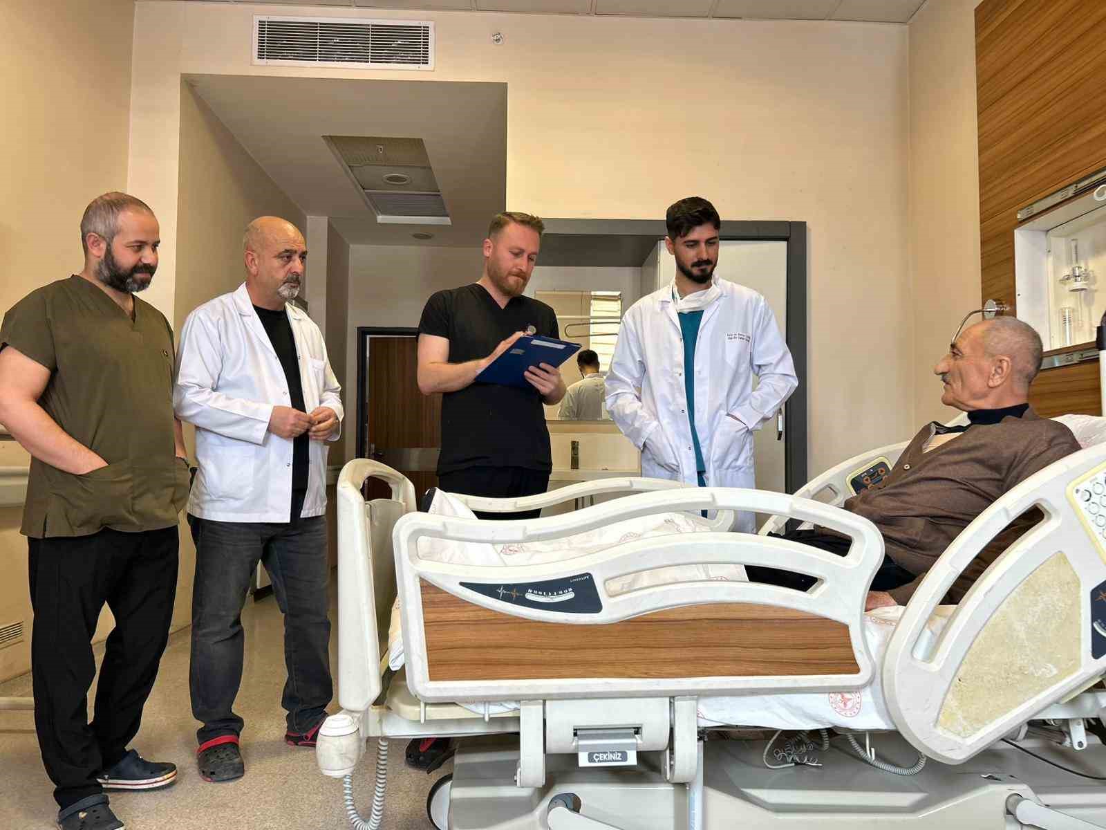 Van’da 25 dakika kalbi duran hasta bypass ameliyatıyla kurtarıldı
Van’da 25 dakika kalbi duran hasta bypass ameliyatıyla kurtarıldı