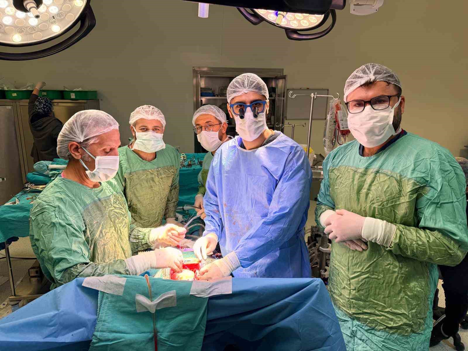 Van’da 25 dakika kalbi duran hasta bypass ameliyatıyla kurtarıldı
Van’da 25 dakika kalbi duran hasta bypass ameliyatıyla kurtarıldı