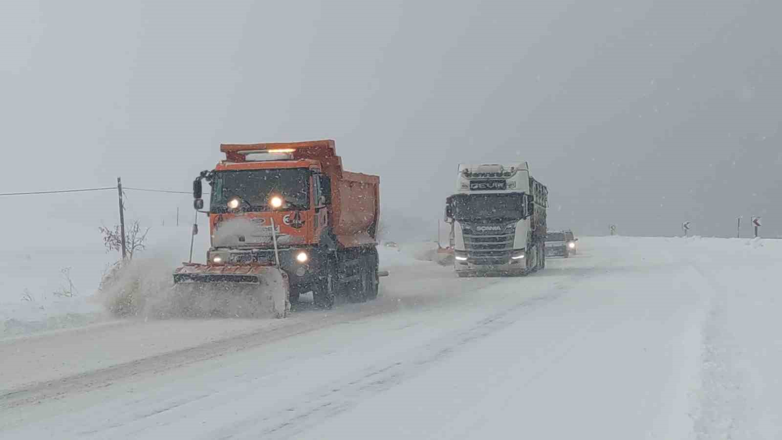 Van’da 266 yerleşim yerinin yolu kapalı
