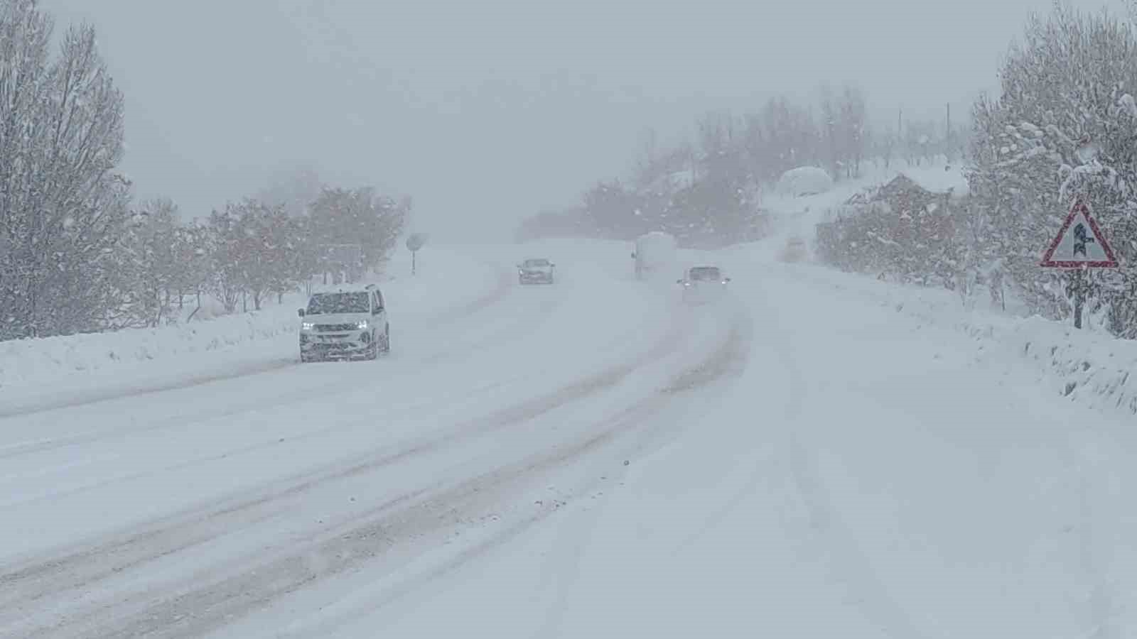 Van’da 266 yerleşim yerinin yolu kapalı

