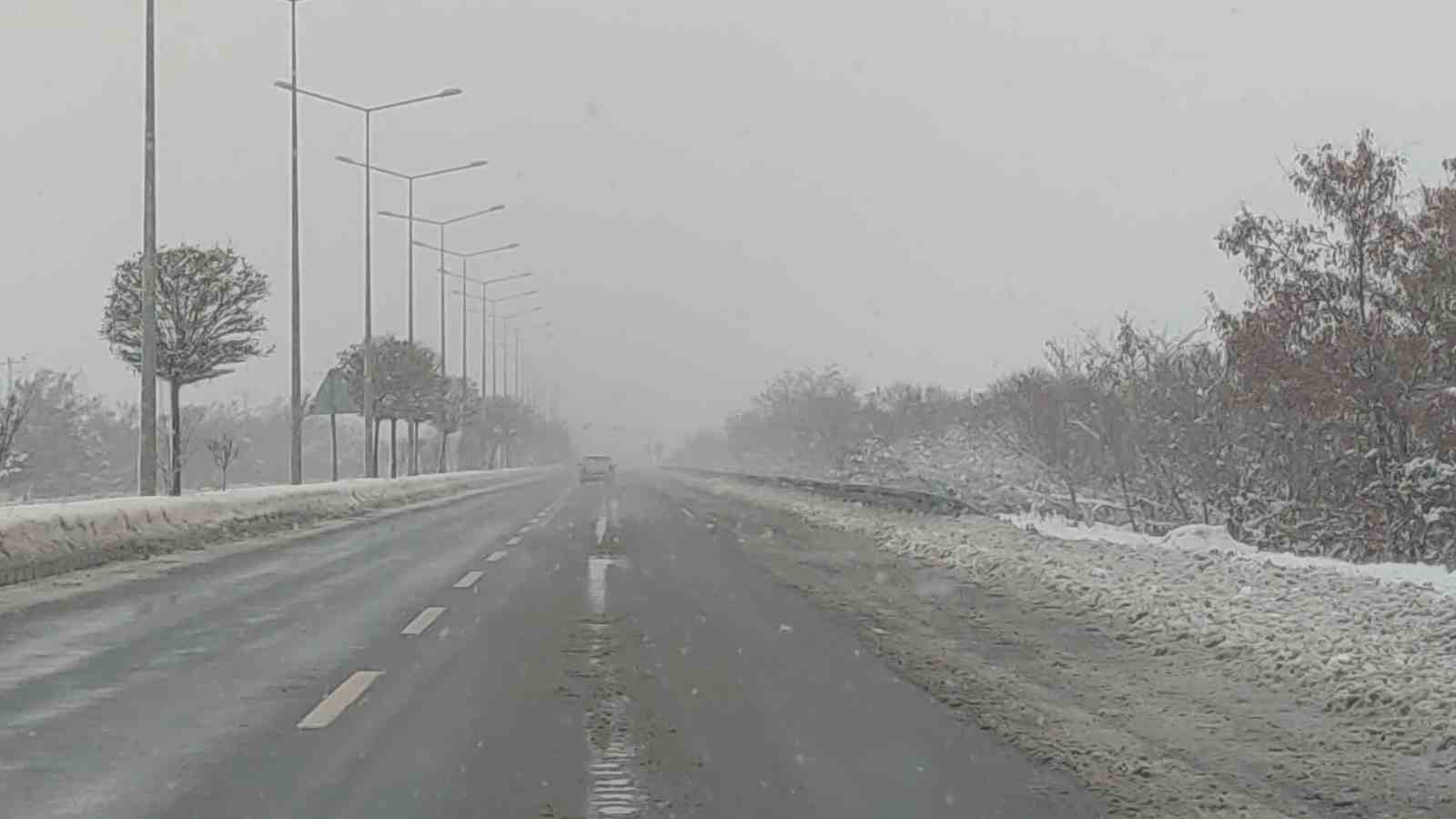 Van’da 266 yerleşim yerinin yolu kapalı
