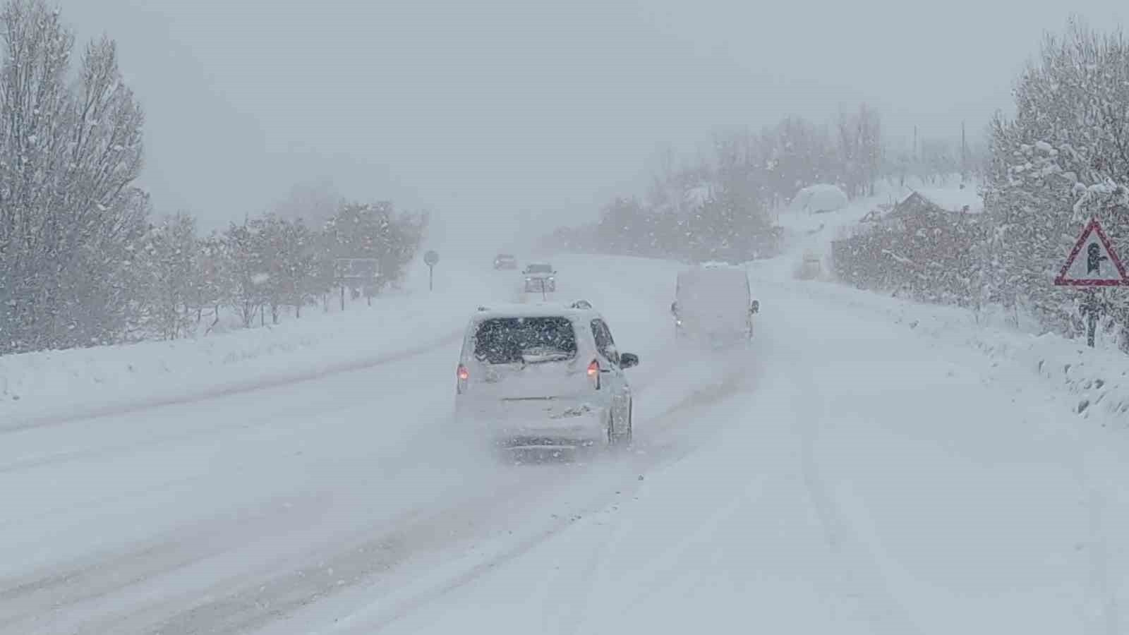 Van’da 266 yerleşim yerinin yolu kapalı
