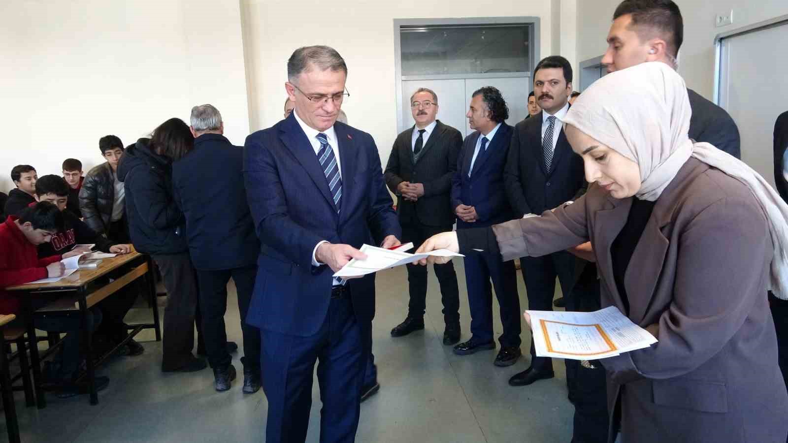 Van’da 275 bin 363 öğrenci karne heyecanı yaşadı
