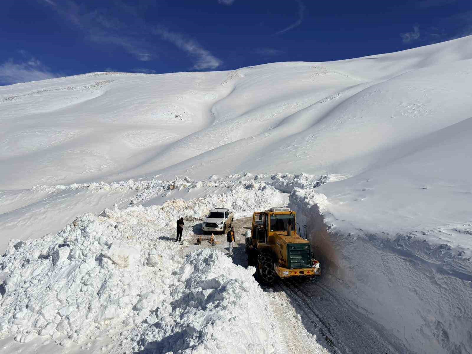 Van’da 3 bin 300 rakımlı mezra yolunda karla mücadele sürüyor
