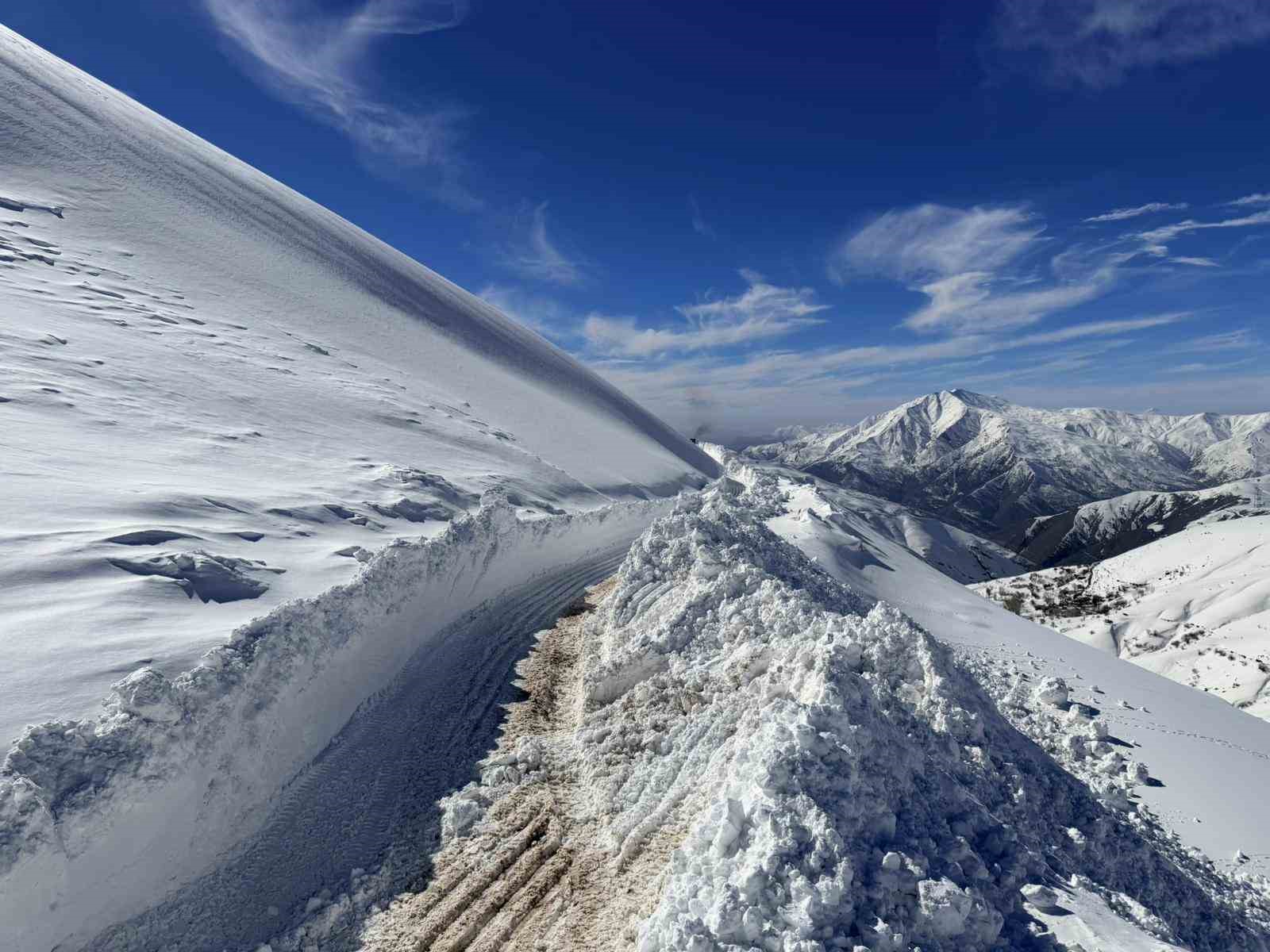 Van’da 3 bin 300 rakımlı mezra yolunda karla mücadele sürüyor
