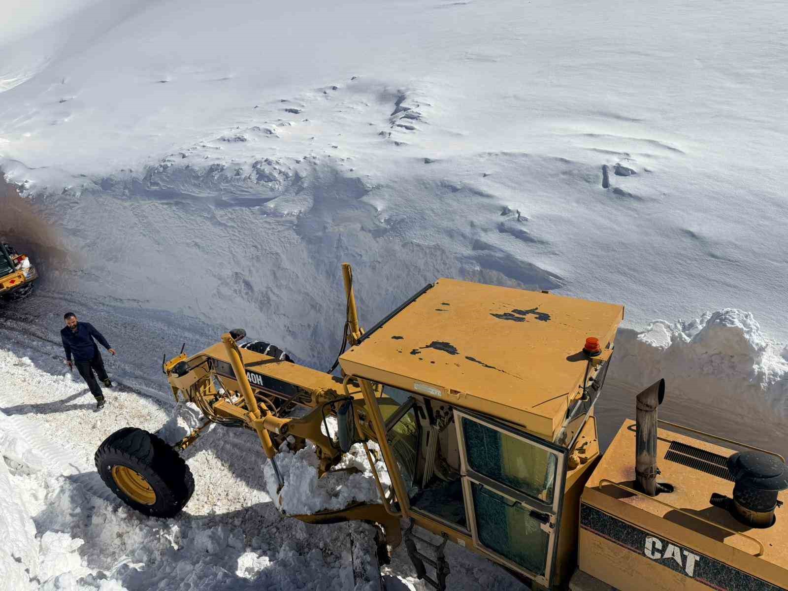 Van’da 3 bin 300 rakımlı mezra yolunda karla mücadele sürüyor
