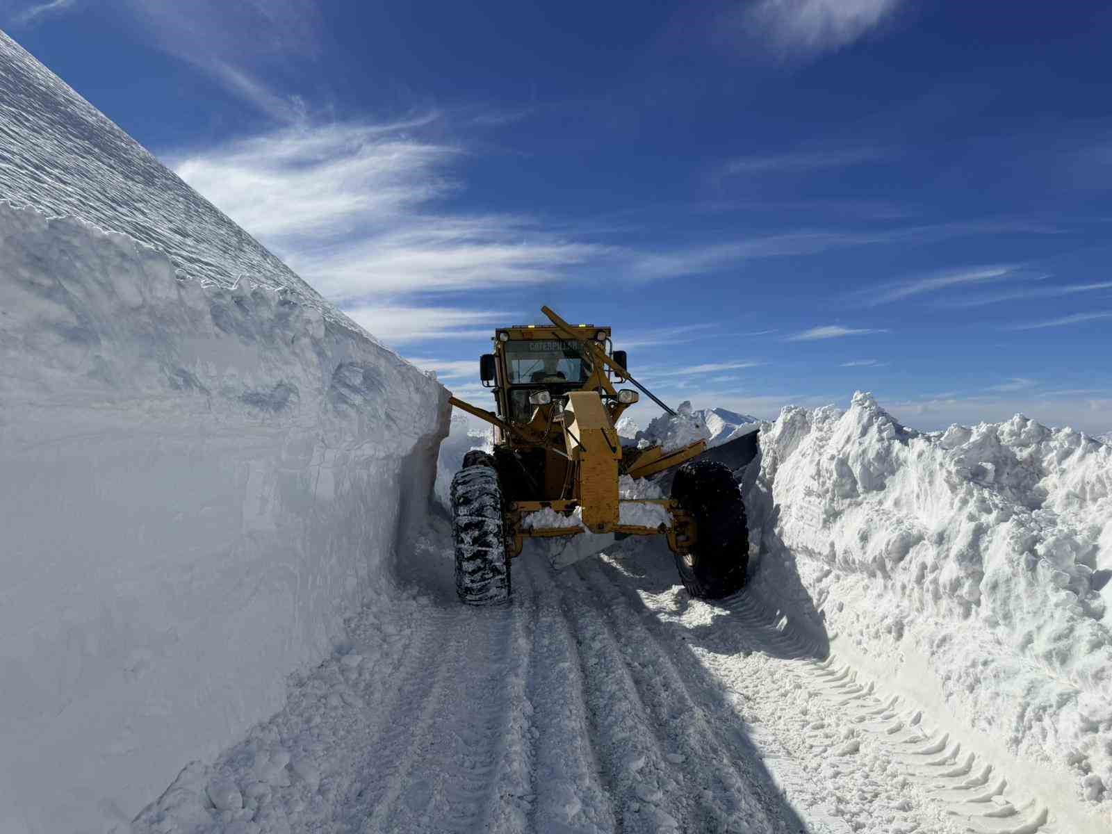 Van’da 3 bin 300 rakımlı mezra yolunda karla mücadele sürüyor
