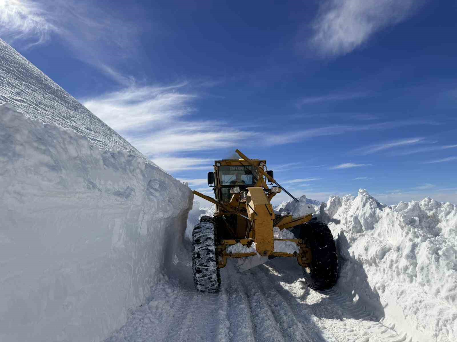 Van’da 3 bin 300 rakımlı mezra yolunda karla mücadele sürüyor
