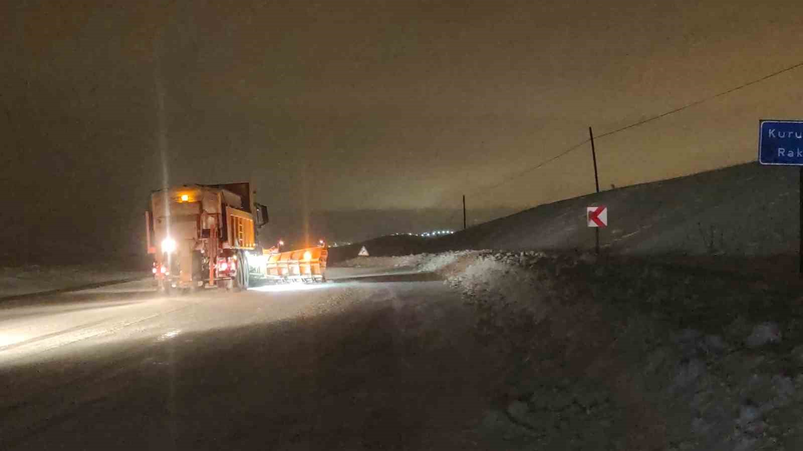 Van’da 341 yerleşim yerinin yolu kapandı
