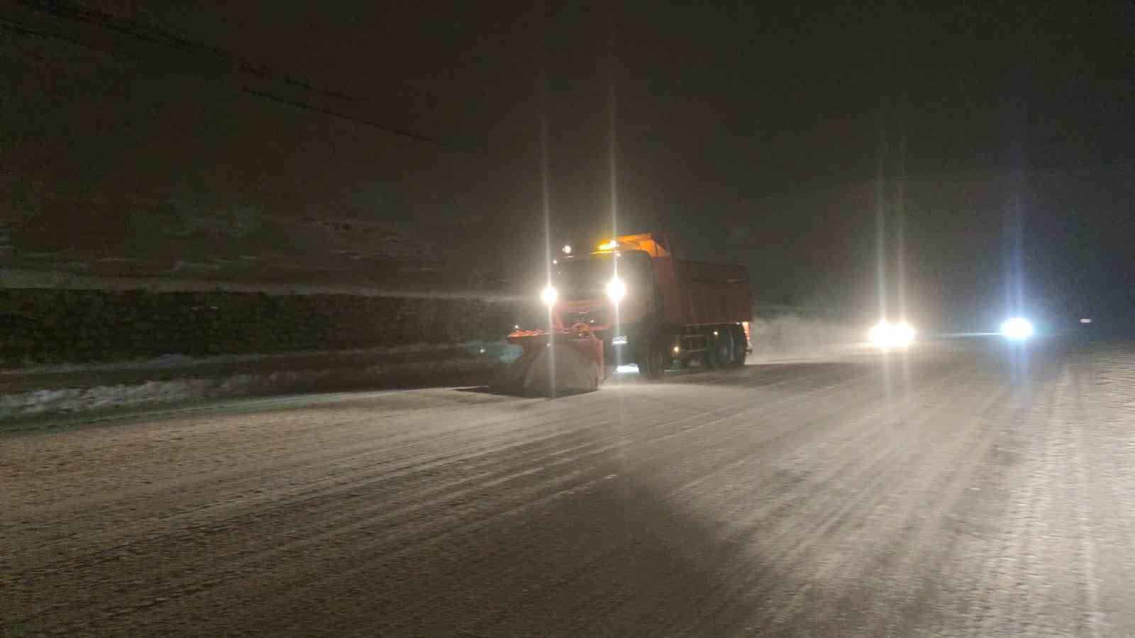 Van’da 341 yerleşim yerinin yolu kapandı
