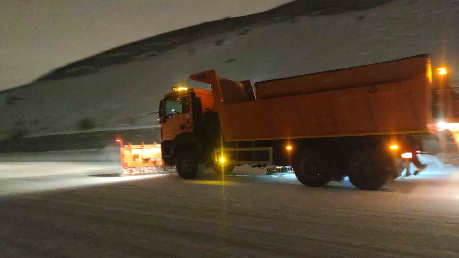 Van’da 341 yerleşim yerinin yolu kapandı
