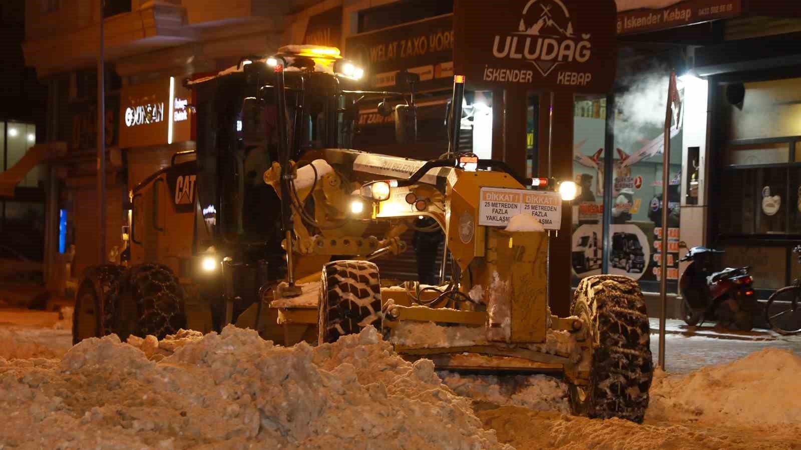 Van’da 341 yerleşim yerinin yolu kapandı
