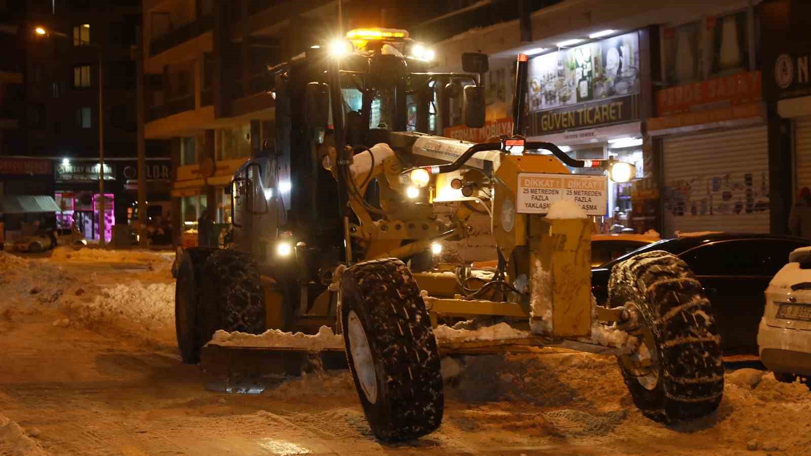 Van’da 341 yerleşim yerinin yolu kapandı
