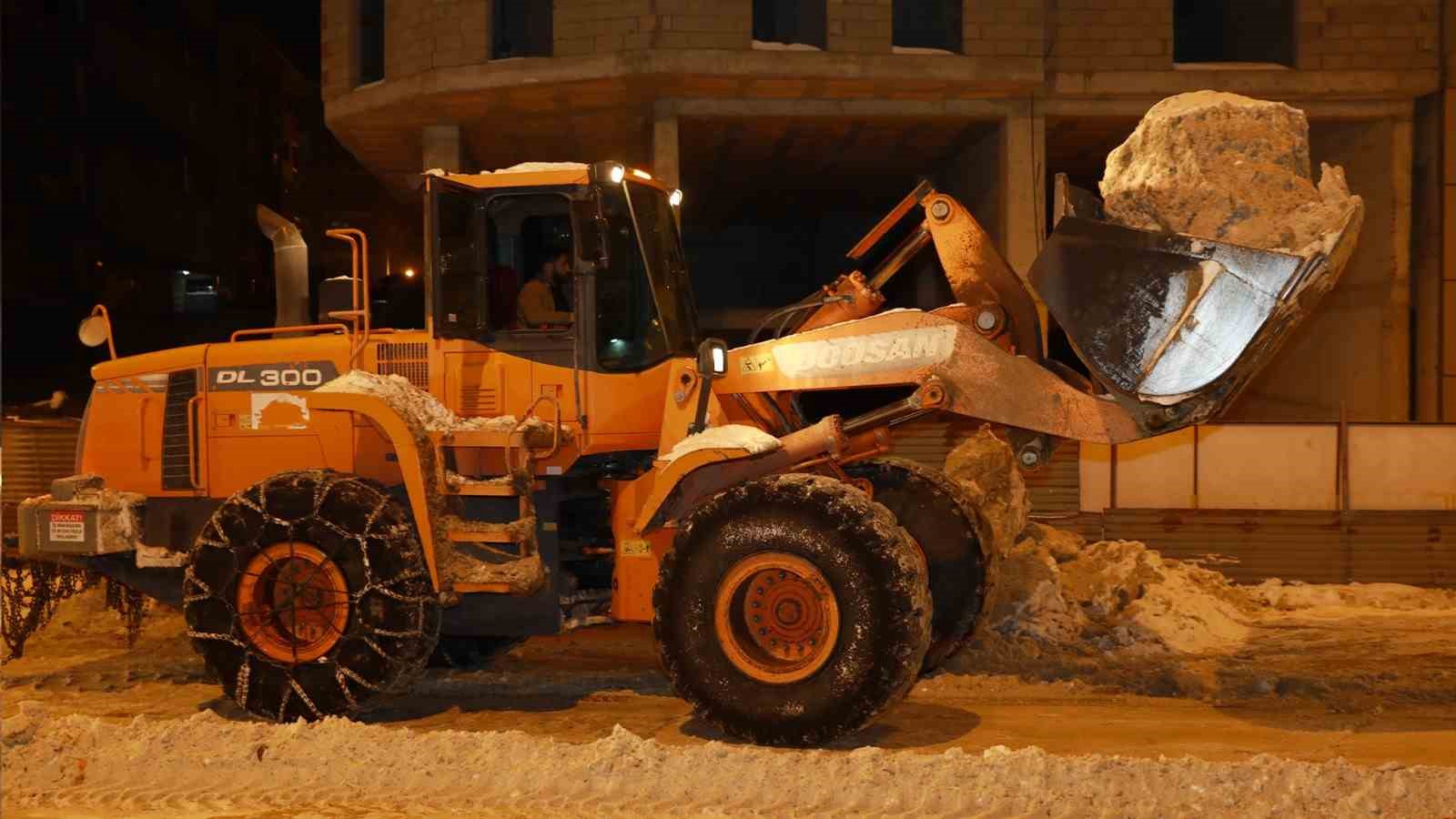 Van’da 341 yerleşim yerinin yolu kapandı
