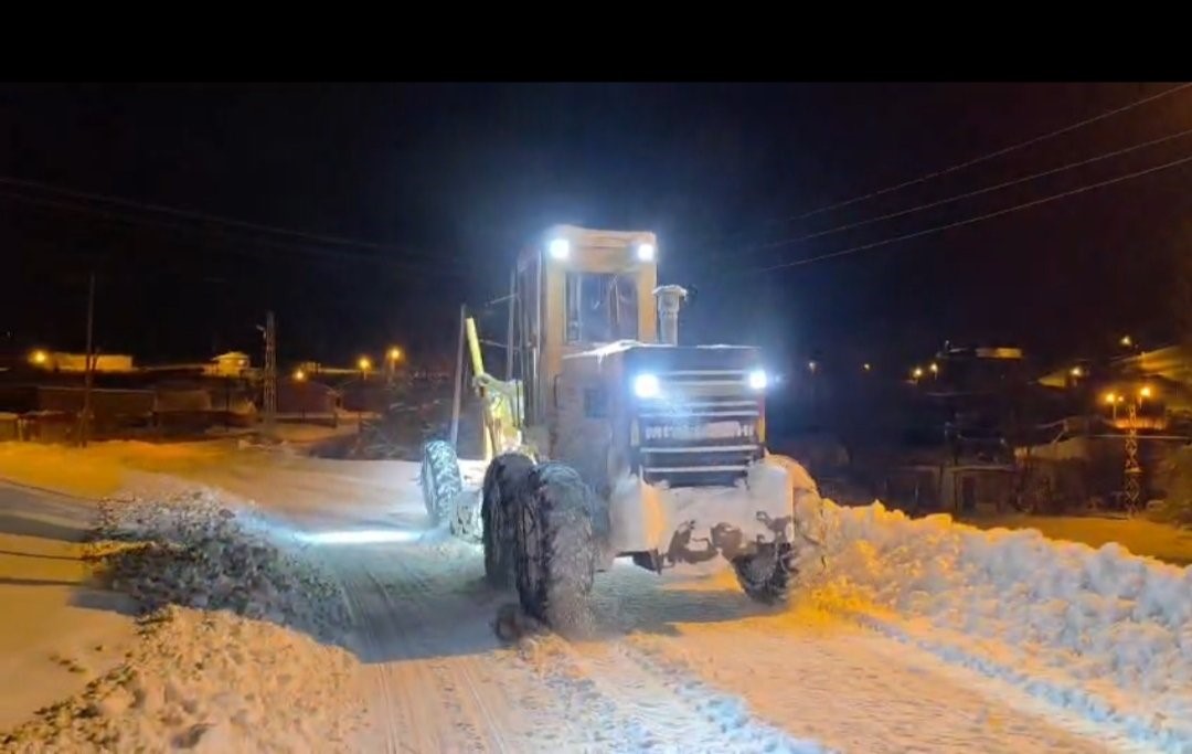 Van’da 341 yerleşim yerinin yolu kapandı
