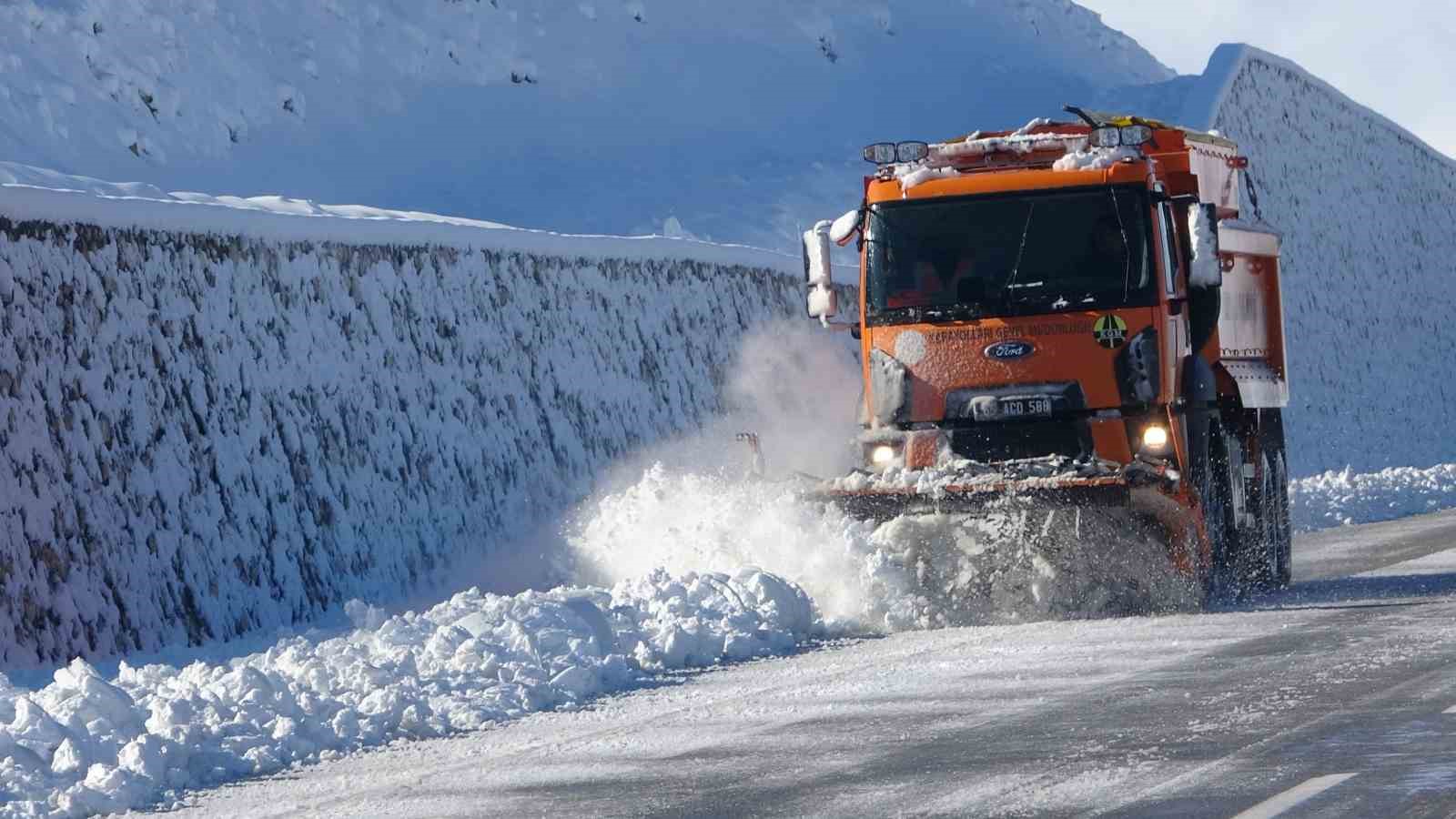 Van’da 390 yerleşim yerinin yolu kardan kapandı
