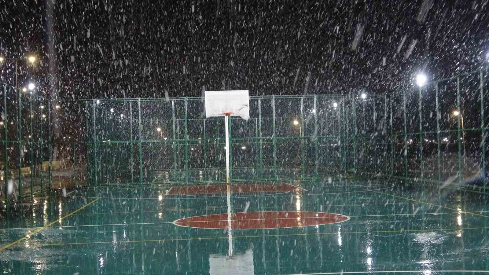 Van’da 390 yerleşim yerinin yolu kardan kapandı
