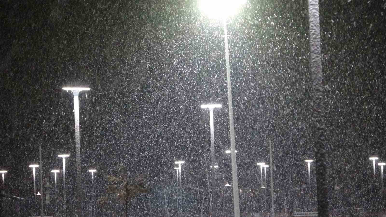 Van’da 390 yerleşim yerinin yolu kardan kapandı
