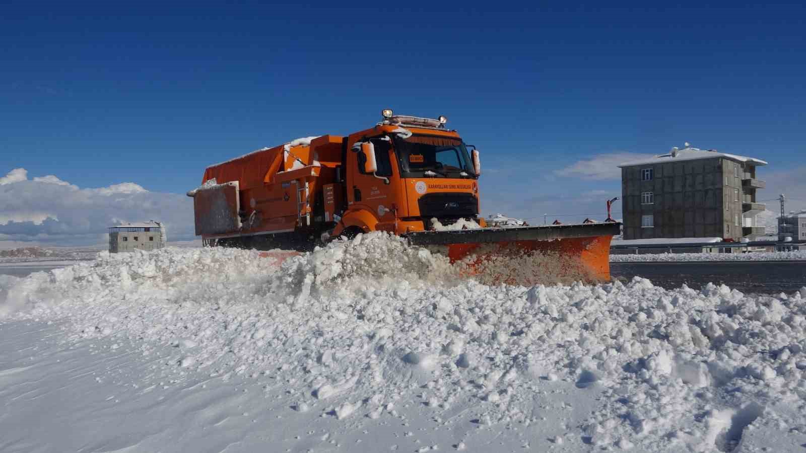 Van’da 390 yerleşim yerinin yolu kardan kapandı
