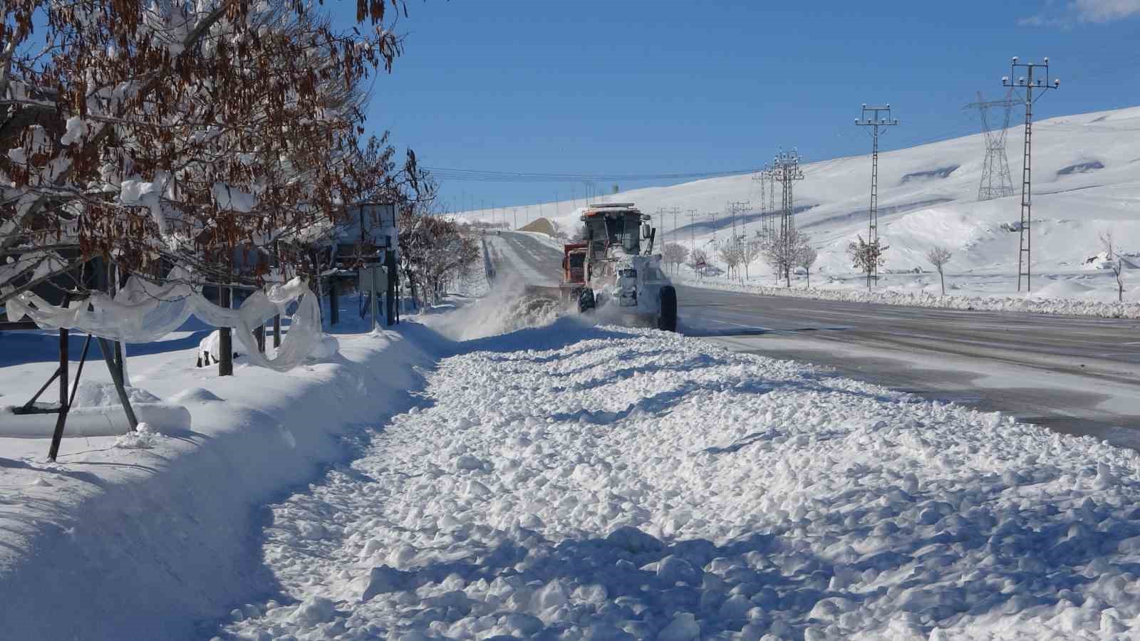 Van’da 390 yerleşim yerinin yolu kardan kapandı
