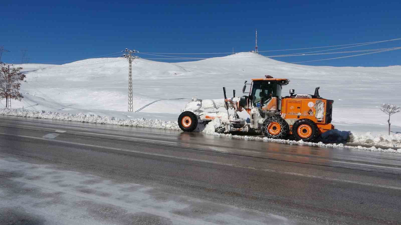 Van’da 390 yerleşim yerinin yolu kardan kapandı
