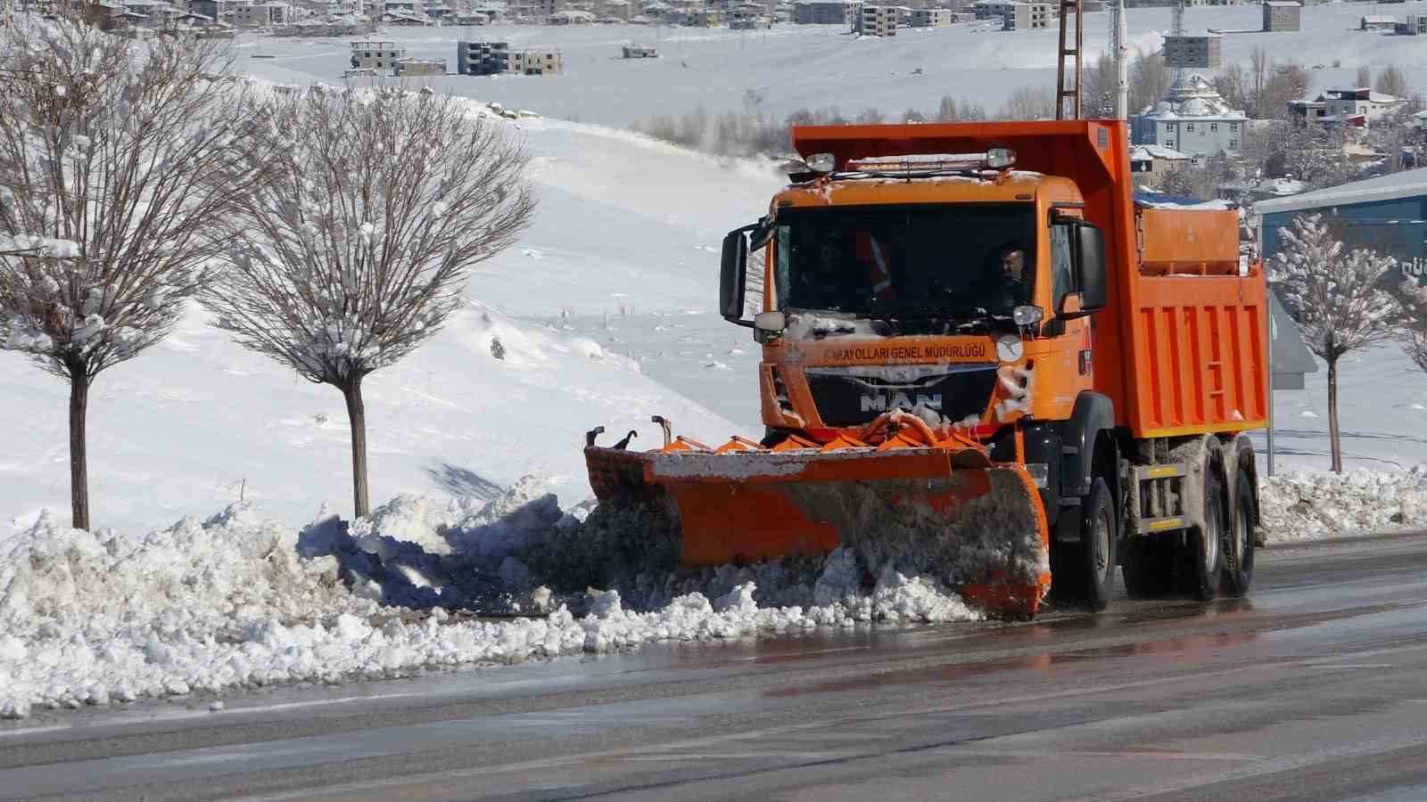 Van’da 390 yerleşim yerinin yolu kardan kapandı
