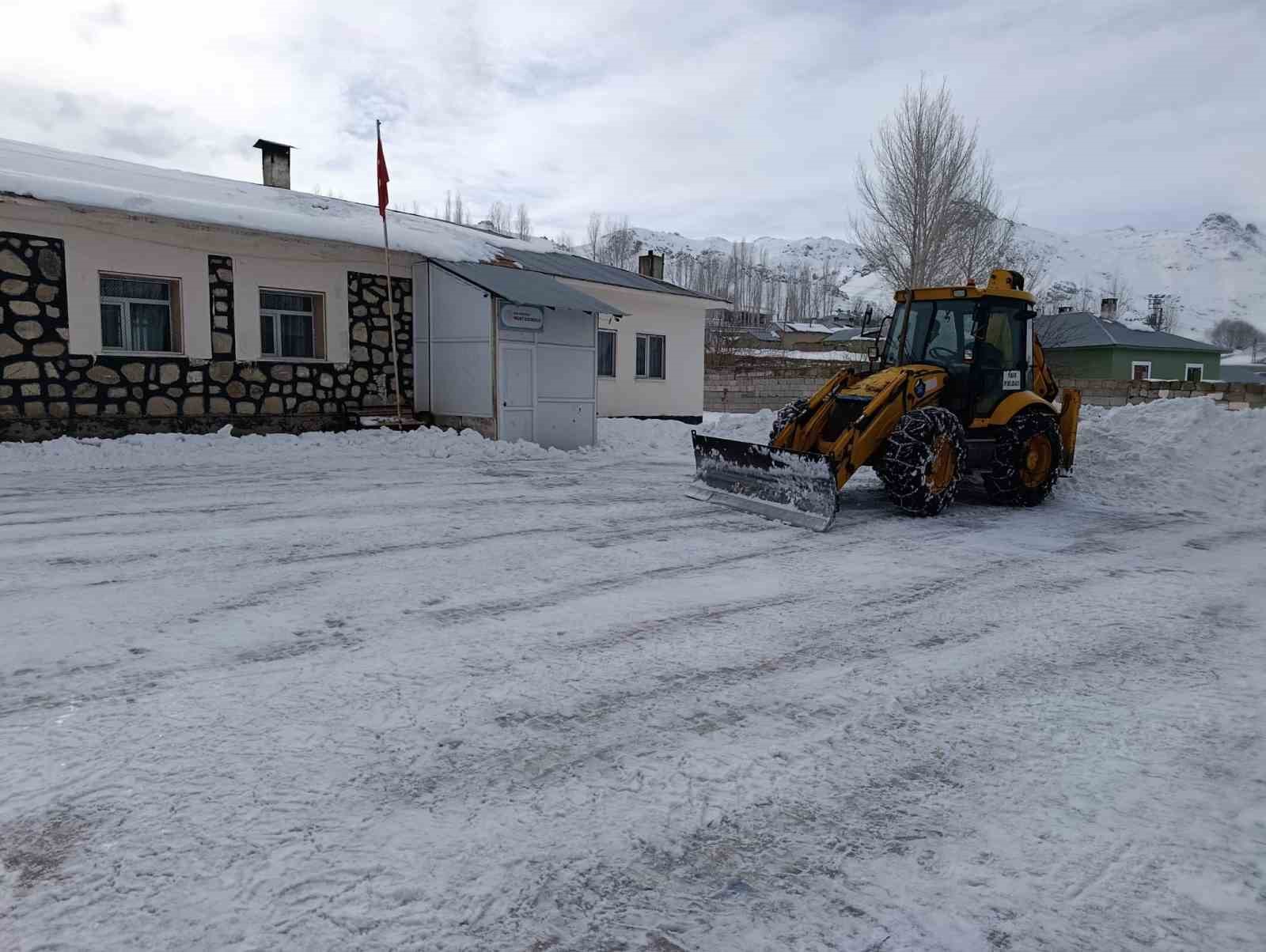 Van’da 40 yerleşim yerinin yolu kapalı
