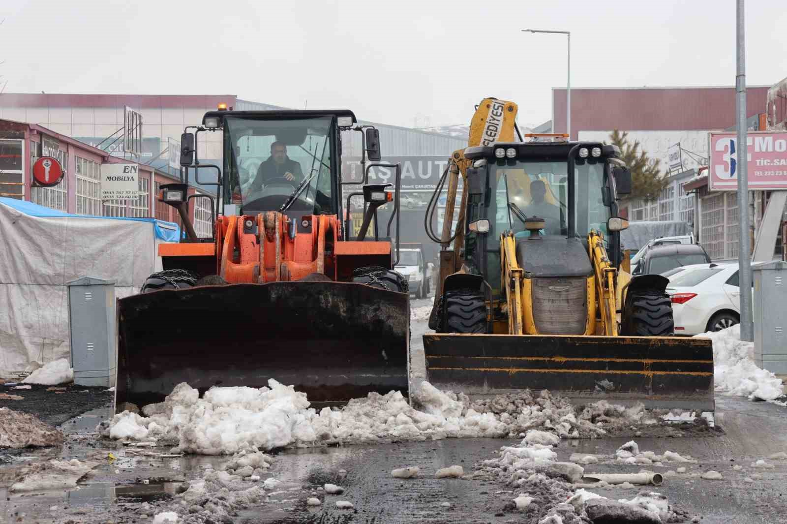 Van’da 40 yerleşim yerinin yolu kapalı
