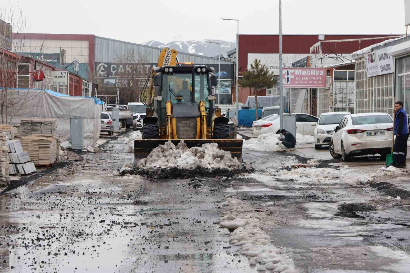 Van’da 40 yerleşim yerinin yolu kapalı
